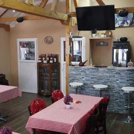 Bed & Breakfast Lola & Nikola *